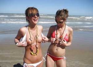 Spring Break Girlfriend Flashing Her Boobs At The Beach www.GutterUncensored.com 001