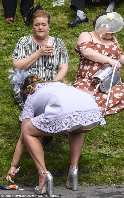 3F0BC88200000578-4389832-A_woman_ended_up_exposing_her_shapewear_as_she_bent_over_in_a_th-a-122_1491583347459